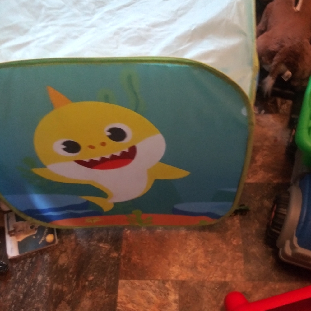 Playhut pinkfong baby shark tent